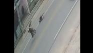 Câmera flagra homem empinando moto e caindo em Ilhota