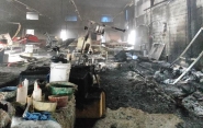 Galp�o industrial pega fogo no bairro Barrac�o, em Gaspar