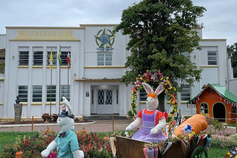 Magia da Páscoa invade praça no Centro de Gaspar