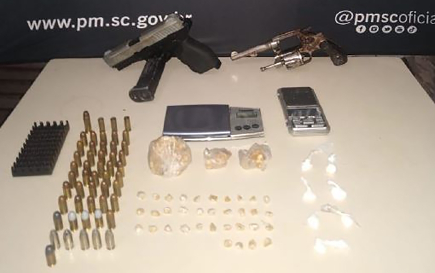 Cão farejador da PM encontra arma, munições, cocaína e crack em condomínio em Blumenau