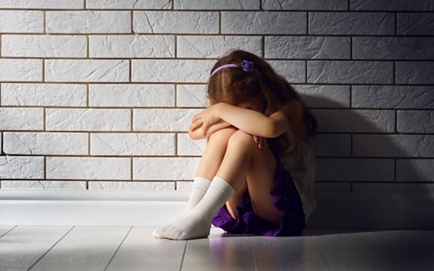 Menina de 10 anos é estuprada em Rio do Oeste; mãe a encontrou de banho tomado no quarto com o autor