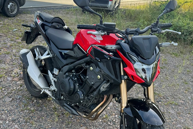 Piloto de moto fica ferido após se acidentar na BR-470, em Ilhota