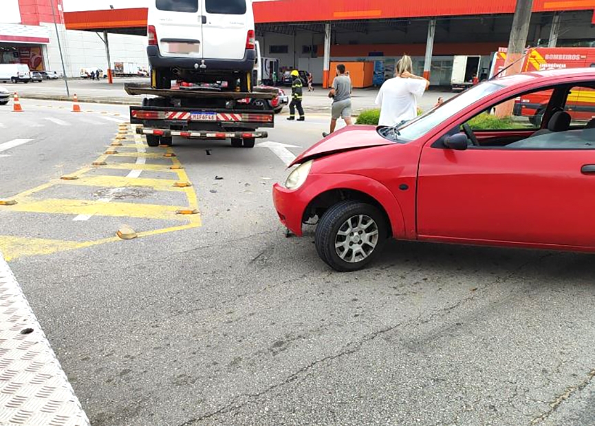 Carro e caminhão colidem na Avenida Frei Godofredo, em Gaspar