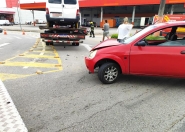 Carro e caminhão colidem na Avenida Frei Godofredo, em Gaspar