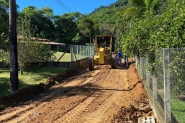 Começa a colocação de lajotas em rua do Gasparinho que está sendo revitalizada
