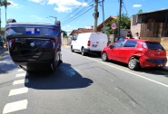Motorista colide contra carro estacionado e abandona veículo capotado no meio da rua em Gaspar