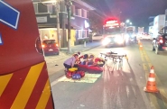 Carro e moto colidem em Gaspar e duas pessoas são levadas ao hospital
