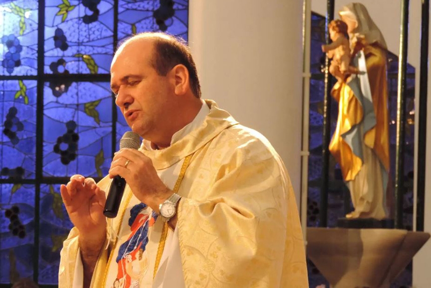 Bandidos amarram padre João Bachmann e roubam quase R$50 mil e carro em Indaial