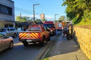 Colisão entre carros e moto deixa piloto e carona feridos no Centro de Gaspar