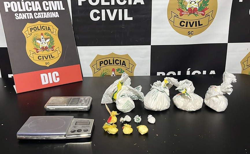 Traficante é preso na frente da mulher e do filho em Blumenau; cocaína é encontrada dentro de carro e ar-condicionado