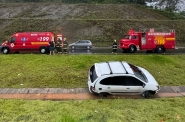 Carro sai da pista na BR-470, em Ilhota