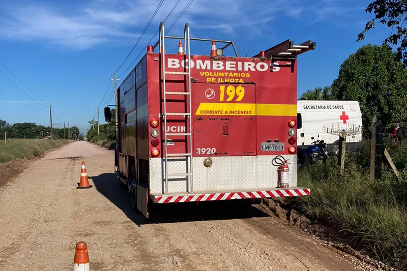 Mulher fica ferida após queda de moto em Ilhota