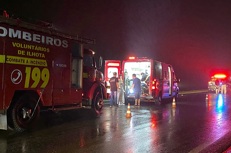 Acidente entre moto e caminhão deixa homem ferido na BR-470, em Ilhota