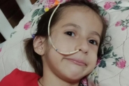Menina de Ilhota com tumor na coluna precisa de ajuda para tratamento de saúde