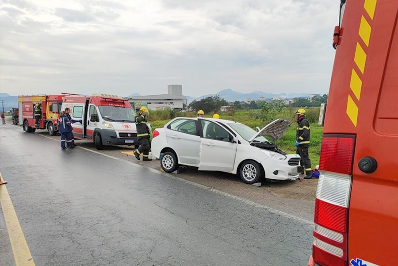 Colisão entre carro e caminhão deixa idosa gravemente ferida no Sete de Setembro, em Gaspar