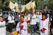 Emoção na procissão de Corpus Christi no Centro de Gaspar