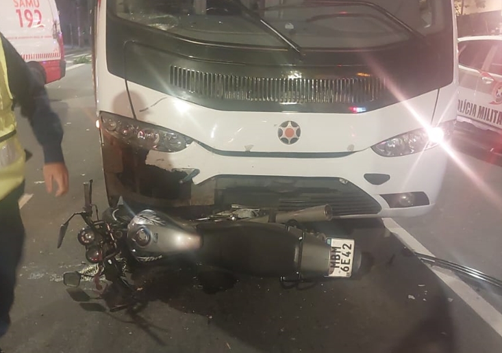 Homem fica inconsciente após colisão frontal entre moto e ônibus em Blumenau