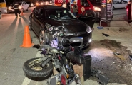 Menor pilota moto e fica ferido após colisão frontal com carro no Centro de Ilhota