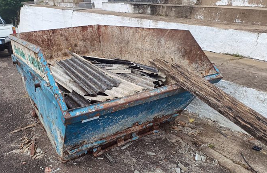 Coletores do cemit�rio de Gaspar s�o usados de forma indevida para descarte de restos de constru��o civil