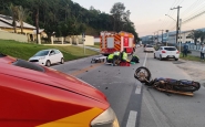 Moto fica destruída e homem é hospitalizado após acidente no Figueira, em Gaspar