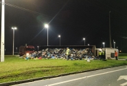 Caminhão carregado de lixo reciclável tomba em trevo em Gaspar