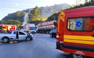 Colisão frontal entre carro e caminhão deixa homem ferido na Ivo Silveira, em Gaspar