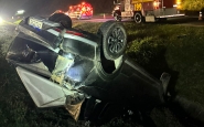 Carro e moto ficam destru�dos e homem � hospitalizado ap�s acidente na BR-470, em Gaspar