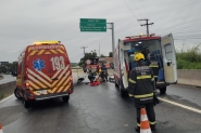 Colis�o seguida de capotamento envolve tr�s ve�culos na BR-470, em Gaspar