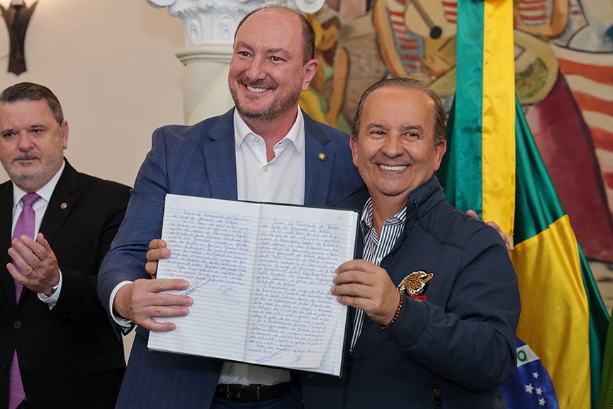 Jorginho Mello transmite cargo de governador de SC para o presidente da Alesc, Mauro de Nadal