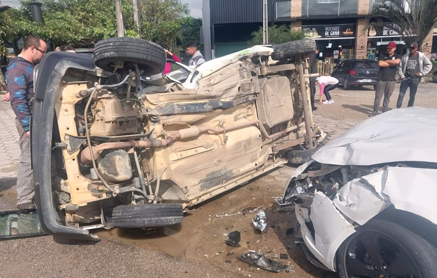 Coliso seguida de capotamento deixa homem ferido na Jorge Lacerda, em Gaspar