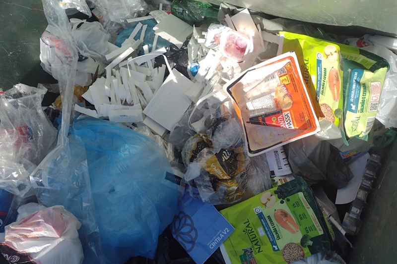 Descarte incorreto prejudica trabalhadores da coleta de lixo em Gaspar