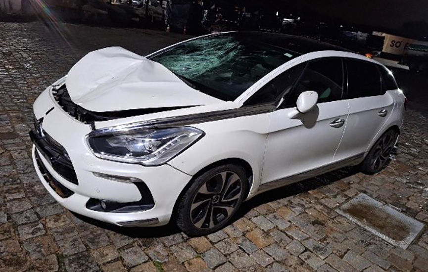 Motorista foge após atropelar dois jovens e matar um deles em Itajaí; placa do carro caiu e ele foi encontrado e preso