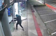 Vídeo mostra homem arrombando loja no Centro de Ilhota