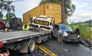 Mulher � hospitalizada ap�s acidente entre dois caminh�es e tr�s carros em Blumenau