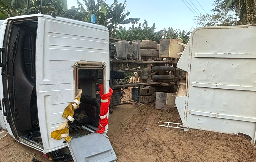 Idoso fica ferido após caminhão tombar no Baú, em Ilhota