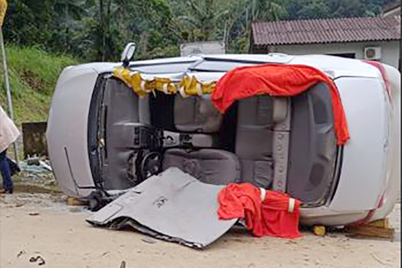 Carro colide contra poste e jovem fica ferido no Alto Baú, em Ilhota