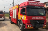 Construção que abriga quatro casas é atingida por incêndio no Figueira, em Gaspar