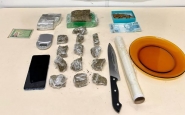 Jovem que vendia drogas pelo WhatsApp é preso em flagrante em Gaspar; usuário foge para área de mata