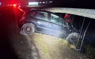 Motorista de Gaspar é hospitalizado após colidir veículo contra carro e guard rail em Itajaí