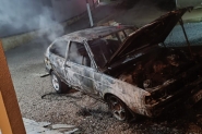 Carro é completamente destruído por incêndio em Ilhota; casa e outro veículo quase foram atingidos