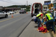 Piloto de moto é hospitalizado após colisão com carro na Ivo Silveira, em Gaspar