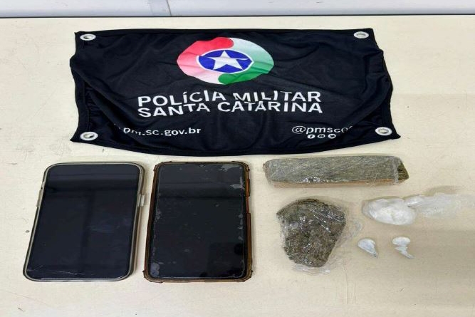 Homem que transportava maconha e cocaína em carro tenta fugir, mas acaba preso em Gaspar