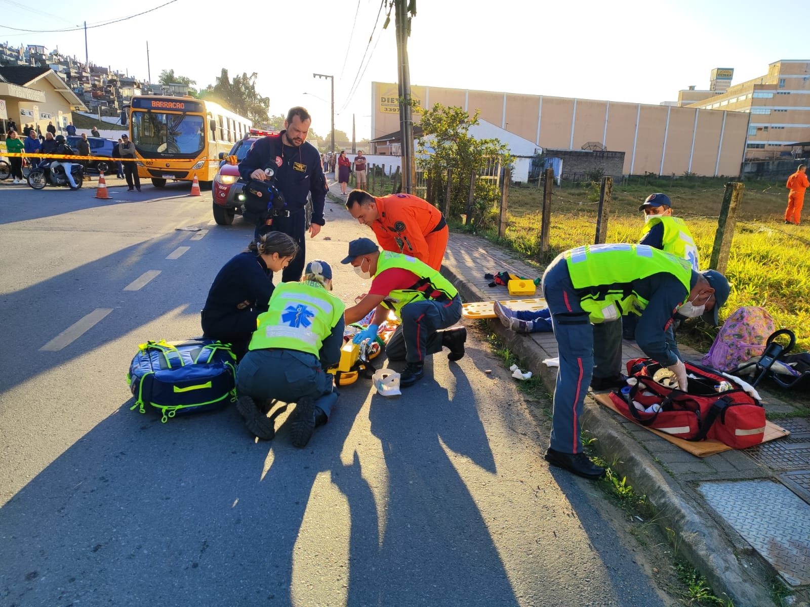 Queda de bicicleta deixa mulher e criança feridas em Gaspar; ela bateram em uma cerca