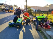 Queda de bicicleta deixa mulher e criança feridas em Gaspar; ela bateram em uma cerca