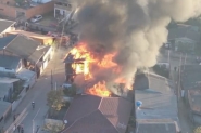 Imagens aéreas mostram três casas sendo destruídas por incêndio em Ilhota; 14 pessoas perderam seus lares