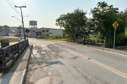 Ponte da rua Arthur Poffo, no Santa Terezinha, fica em meia pista ap�s danos estruturais