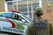 Dois homens são flagrados transitando em Gaspar com carro furtado; vítima diz que caiu em golpe