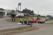 Motociclista morre em grave acidente com caminhão na BR-470, em Blumenau