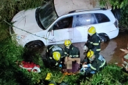 Motorista perde controle de direção e carro cai em ribanceira de 10 metros em Gaspar