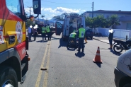 Mulher é hospitalizada após acidente entre moto e furgão na rua Itajaí, em Gaspar